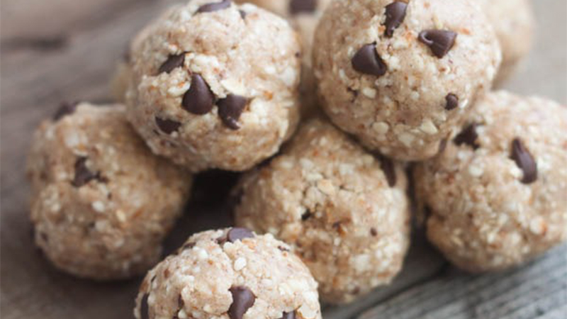 chocolate-chip-cookie-dough-protein-bites