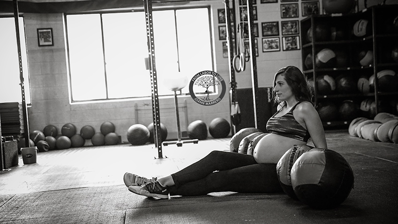 crossfit workout by a pregnant mom